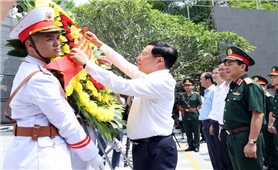 Phó Thủ tướng Thường trực dâng hương tại Nghĩa trang Liệt sĩ quốc gia Vị Xuyên