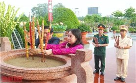 Phó Chủ tịch nước Võ Thị Ánh Xuân dự lễ tuyên dương người có công tỉnh Vĩnh Long