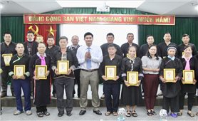 Thứ trưởng, Phó Chủ nhiệm UBDT Y Vinh Tơr gặp mặt Đoàn đại biểu Người có uy tín tỉnh Lào Cai
