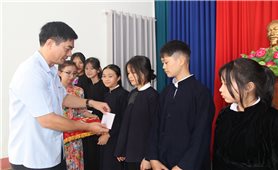 Thứ Trưởng, Phó Chủ nhiệm Ủy ban Dân tộc Y Vinh Tơr thăm, tặng quà tại Đắk Lắk