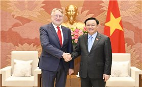 Chủ tịch Quốc hội Vương Đình Huệ tiếp Chủ tịch Ủy ban Thương mại quốc tế Nghị viện châu Âu: Tăng cường hơn nữa quan hệ Việt Nam-EU sâu sắc, thực chất