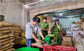 Lâm Đồng: Bắt quả tang cơ sở sang chiết phân bón trái phép