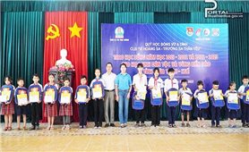 Quỹ học bổng Vừ A Dính trao học bổng cho học sinh DTTS Thừa Thiên Huế