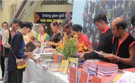 Mở tủ sách đồng bào tại “Ngôi nhà chung” của các dân tộc Việt Nam