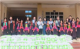 Đoàn đại biểu Quốc hội tỉnh Quảng Ninh trao tặng gạo cho học sinh có hoàn cảnh khó khăn và kinh phí hỗ trợ sản xuất cho hộ nghèo Ba Chẽ