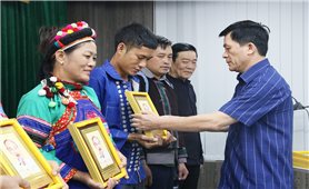 Thứ trưởng, Phó Chủ nhiệm Nông Quốc Tuấn gặp mặt Đoàn đại biểu Người có uy tín tiêu biểu tỉnh Lào Cai