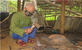 Người giữ nghề rèn truyền thống của đồng bào Dao ở Làng Nhà