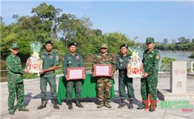 Đắk Lắk: Bộ đội Biên phòng Đắk Lắk chúc mừng lực lượng bảo vệ biên giới Campuchia nhân dịp Quốc khánh