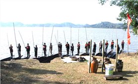 Lễ hạ thủy thuyền độc mộc của đồng bào Mnông ở huyện Lắk
