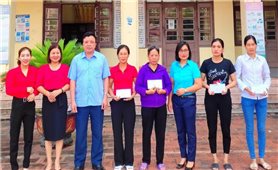 Phú Bình (Thái Nguyên): Trao tiền hỗ trợ mua bò giống cho phụ nữ DTTS nghèo