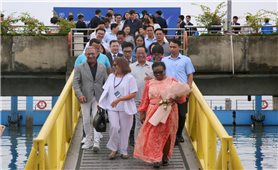 Đoàn đại biểu tham dự Hội nghị Nghị sĩ trẻ toàn cầu lần thứ 9 tham quan Vịnh Hạ Long