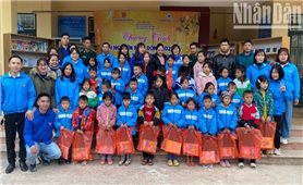 Điện Biên: Trao 550 suất quà Tết tặng người nghèo vùng biên giới