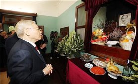 Tổng Bí thư Nguyễn Phú Trọng dâng hương tưởng nhớ Chủ tịch Hồ Chí Minh