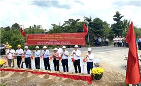 Sóc Trăng: Nguyên Phó Thủ tướng Thường trực Trương Hòa Bình dự Lễ khởi công xây cầu, tặng quà cho hộ nghèo và trao học bổng cho học sinh DTTS