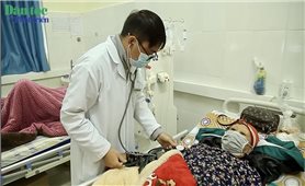 Bác sĩ người Mông vượt lên số phận để chăm sóc người bệnh