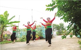 Những cô gái giữ điệu múa Xòe Thái trên mảnh đất vùng biên