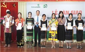 Gần 11.400 máy tính bảng trao tặng cho học sinh tỉnh Kon Tum