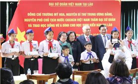 Trao 100 suất học bổng Vừ A Dính cho con em kiều bào tại Lào