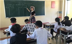 Cô giáo ''xuyên rừng vượt núi'' trên đỉnh Púng Luông để trò đến lớp