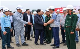 Thủ tướng kiểm tra công trường mở rộng sân bay Điện Biên và một số công trình trọng điểm