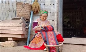 Phụ nữ Mông ở Nậm Pồ luôn tự hào với nét đẹp trang phục truyền thống