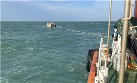 Kiên Giang: Đồn Biên phòng Thổ Châu cứu nạn thành công một tàu công vụ chở 9 người gặp nạn