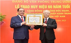 Trao Huy hiệu 60 năm tuổi Đảng tặng nguyên Tổng Bí thư Nông Đức Mạnh