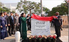 Phó Chủ tịch nước Võ Thị Ánh Xuân dự Lễ khai trương biển tên mới và dâng hoa tại Đại lộ Hồ Chí Minh