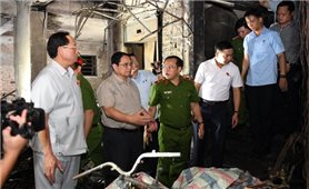 Thủ tướng thị sát hiện trường vụ cháy đặc biệt nghiêm trọng tại Hà Nội