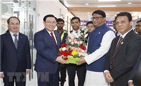 Chủ tịch Quốc hội đến Dhaka, bắt đầu thăm chính thức Cộng hòa Nhân dân Bangladesh