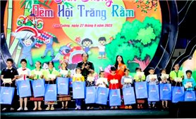 Chánh án Tòa án Nhân dân tối cao vui tết Trung thu cùng trẻ em xã biên giới Môn Sơn