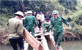 Giúp dân làm cầu qua suối sau mưa lũ