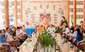 Lãnh đạo tỉnh Kiên Giang thăm, tặng quà đồng bào Khmer dịp Lễ Sene Dolta tại huyện Gò Quao