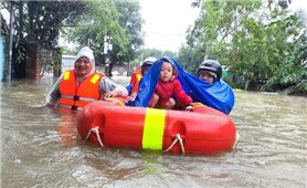 Đà Nẵng: Kịp thời, ứng cứu 12 người mắc kẹt trong mưa lũ