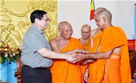 Thủ tướng chúc mừng lễ Sena Dolta của đồng bào Khmer và thăm Mẹ Việt Nam Anh hùng tại tỉnh Trà Vinh