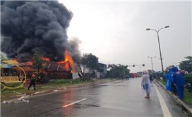Quảng Nam: Cháy lớn ở một kho nhựa, hàng chục Cảnh sát dầm mưa chữa cháy