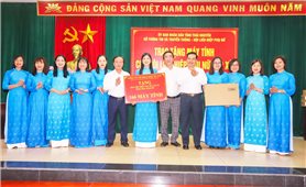 Thái Nguyên: Trao tặng máy tính cho Hội Liên hiệp Phụ nữ cấp xã