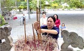 Thứ trưởng, Phó Chủ nhiệm Ủy ban Dân tộc Nông Thị Hà dâng hương, hoa viếng các Anh hùng liệt sĩ tại Nghĩa trang Liệt sĩ Quốc gia Vị Xuyên