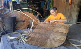 Người đàn ông Tà Riềng vẹn nguyên tình yêu với nghề đan lát