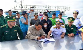 Đưa 14 ngư dân Bình Định gặp nạn trên biển về bờ an toàn
