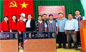 Bình Định: Trao tặng thiết bị âm thanh, trang phục truyền thống cho đồng bào DTTS huyện Hoài Ân
