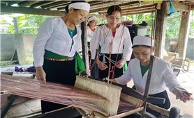 Nỗ lực “hồi sinh” nghề dệt thổ cẩm dân tộc Mường ở Tân Sơn