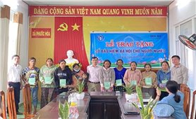 Bác Ái (Ninh Thuận): Tặng sổ Bảo hiểm xã hội tự nguyện cho người nghèo