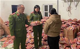Sơn La: Thu giữ hơn 3.200 hộp mứt Tết và 90 kg kẹo bánh không rõ nguồn gốc.