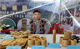 Nhóm bạn trẻ người Vân Kiều phát triển sản phẩm tre nứa mang hồn dân tộc
