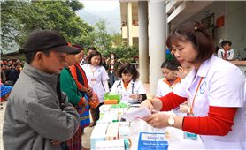 Khám bệnh, cấp phát thuốc miễn phí cho bà con DTTS vùng cao Hà Giang