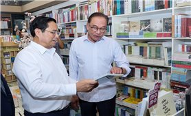 Thủ tướng Phạm Minh Chính cùng Thủ tướng Malaysia thăm phố sách Hà Nội và thưởng thức cà phê Việt Nam