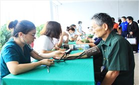 Lai Châu: 156 thương binh, bệnh binh và thân nhân liệt sĩ được tư vấn, khám chữa bệnh và nhận quà
