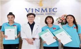 Y học thể thao Vinmec đánh dấu sự trở lại sân cỏ của Thái Thị Thảo và Chương Thị Kiều