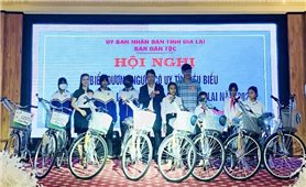 Gia Lai: Trao tặng 48 chiếc xe đạp cho học sinh DTTS có hoàn cảnh khó khăn